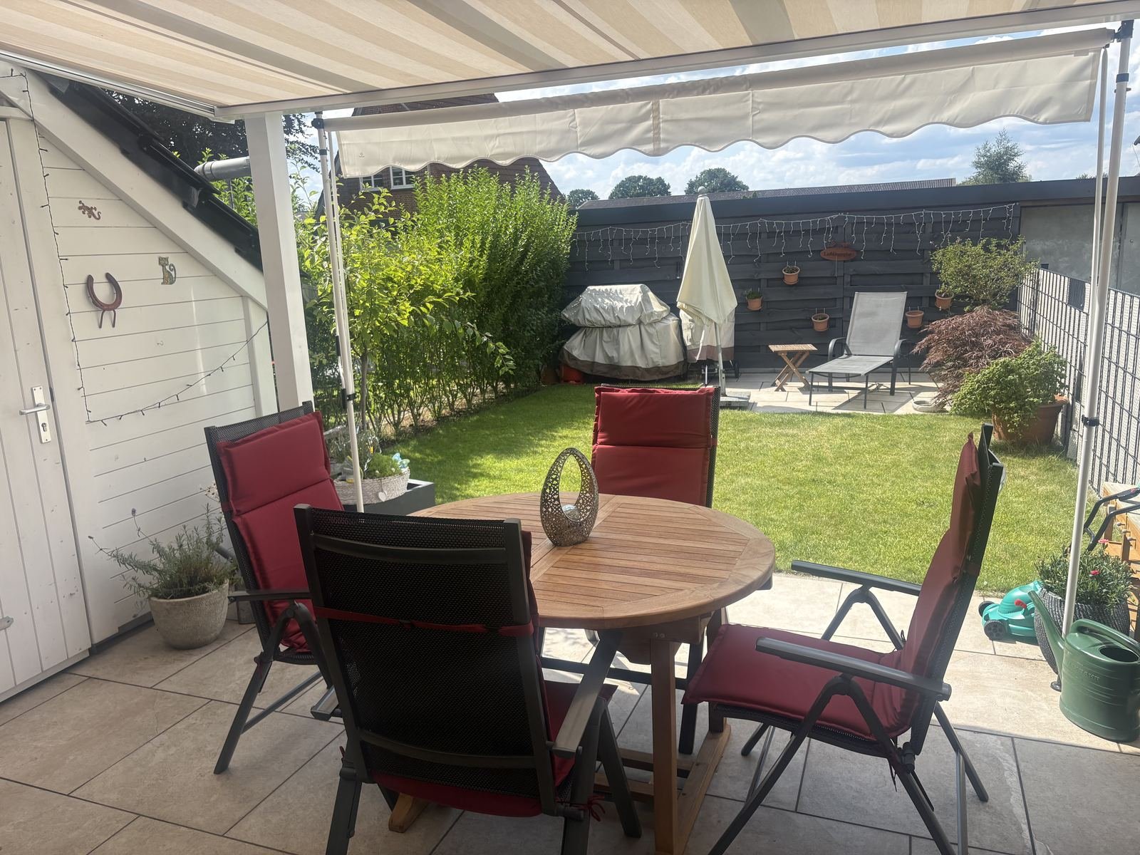 Stapelfeld – überdachte Terrasse mit Blick in den Westgarten